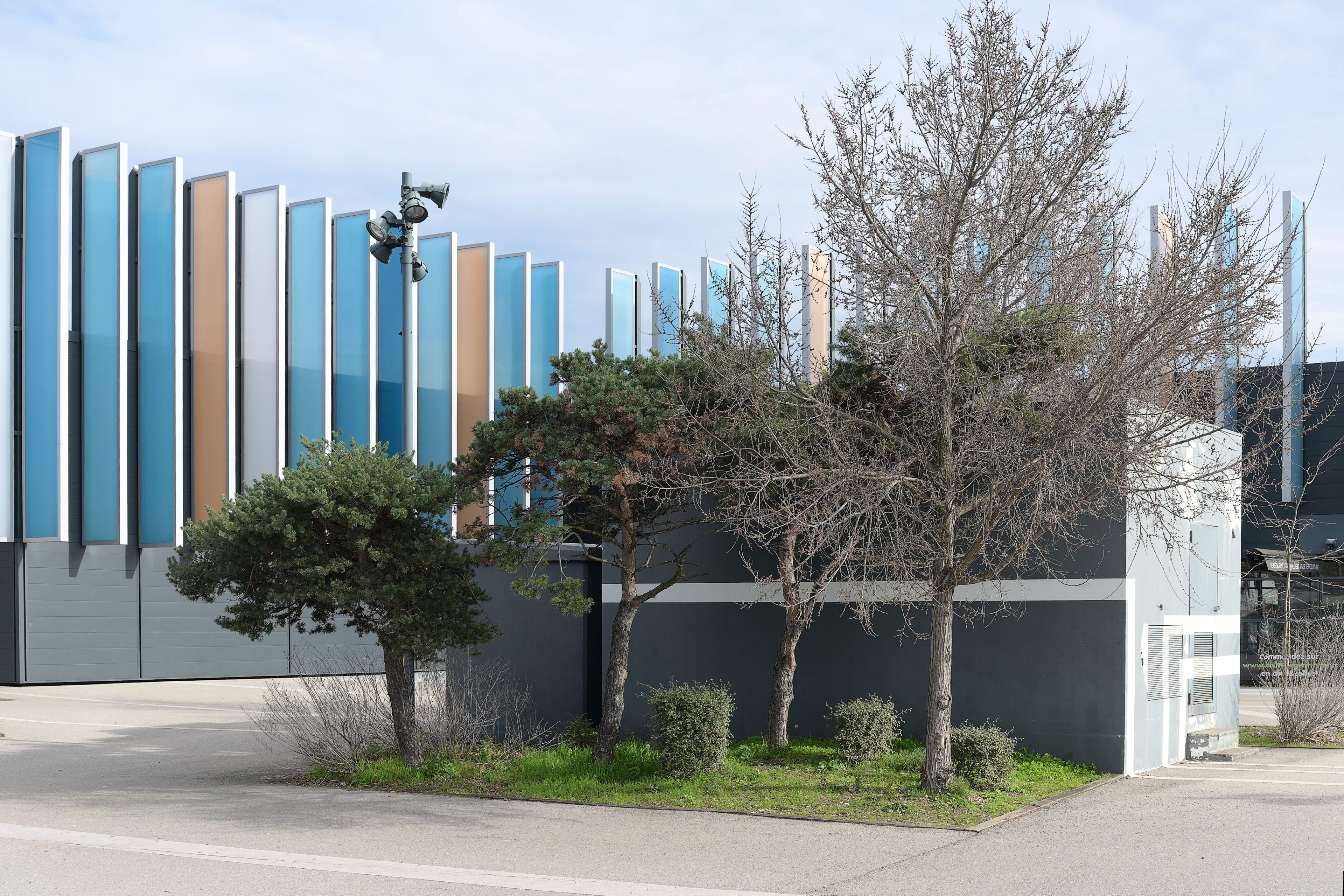 Le centre commercial de la Grande Porte des Alpes est représentatif d'un urbanisme qui a dessiné les espaces publics en oubliant l'échelle humaine